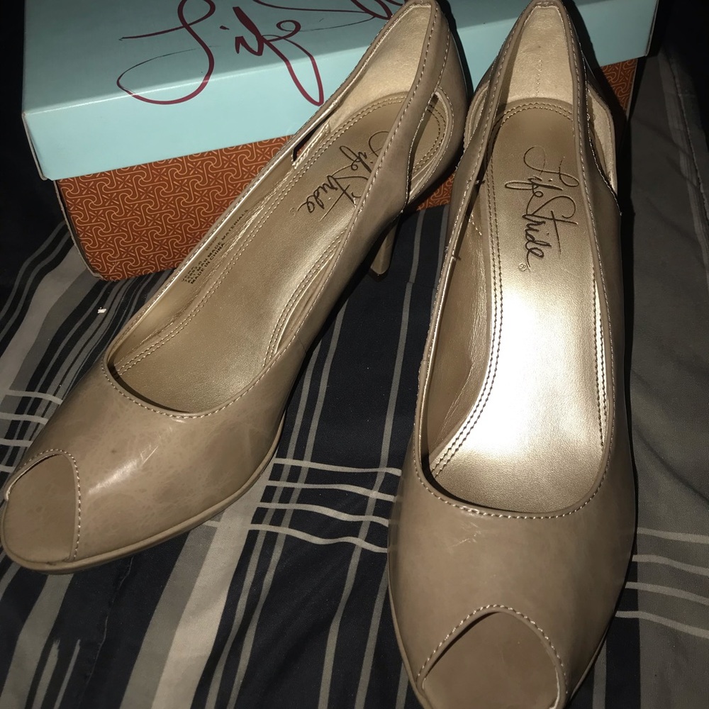 Life Stride Vera Patent Peep Toe Heels